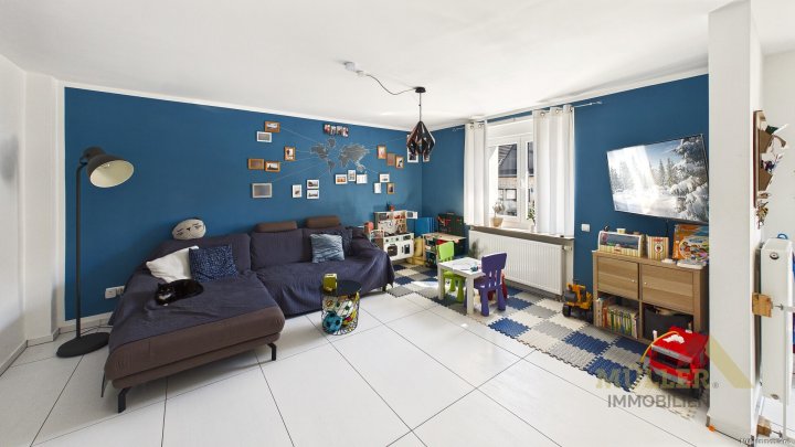 Moderne Doppelhaushälfte mit Photovoltaik-Anlage und Garten für die ganze Familie