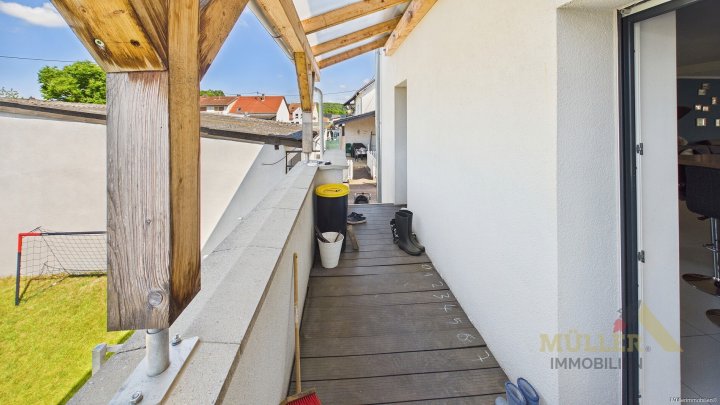 Moderne Doppelhaushälfte mit Photovoltaik-Anlage und Garten für die ganze Familie