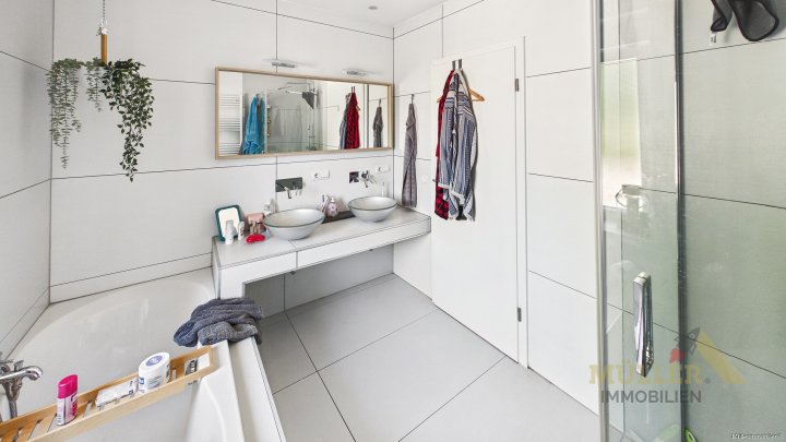 Moderne Doppelhaushälfte mit Photovoltaik-Anlage und Garten für die ganze Familie