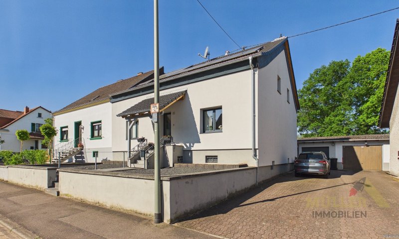 Moderne Doppelhaushälfte mit Photovoltaik-Anlage und Garten für die ganze Familie