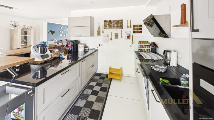Moderne Doppelhaushälfte mit Photovoltaik-Anlage und Garten für die ganze Familie