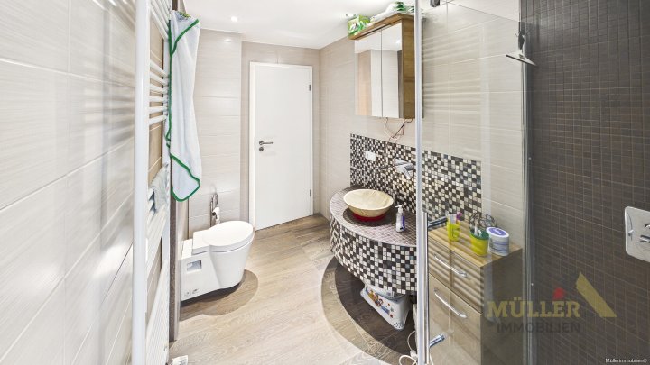 Moderne Doppelhaushälfte mit Photovoltaik-Anlage und Garten für die ganze Familie