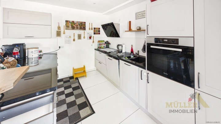Moderne Doppelhaushälfte mit Photovoltaik-Anlage und Garten für die ganze Familie