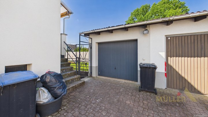 Moderne Doppelhaushälfte mit Photovoltaik-Anlage und Garten für die ganze Familie