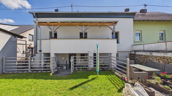 Moderne Doppelhaushälfte mit Photovoltaik-Anlage und Garten für die ganze Familie