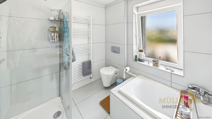 Moderne Doppelhaushälfte mit Photovoltaik-Anlage und Garten für die ganze Familie