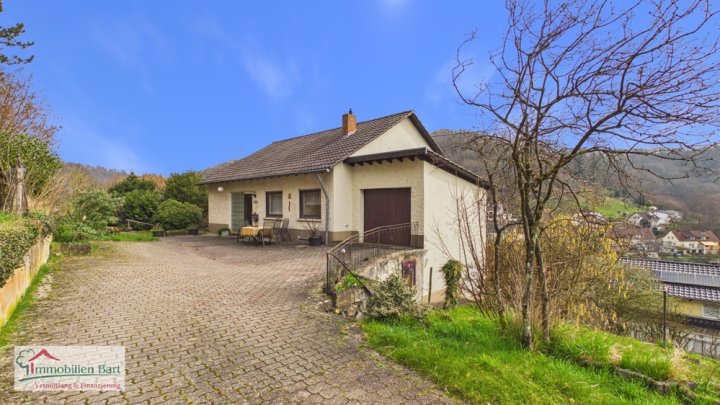 SOFORT FREI: EINFAMILIENHAUS MIT GARAGE UND EIGENEM WALDSTÜCK