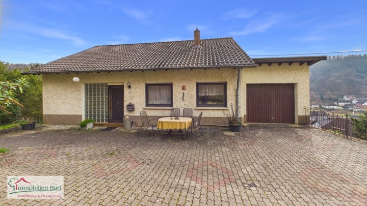 SOFORT FREI: EINFAMILIENHAUS MIT GARAGE UND EIGENEM WALDSTÜCK
