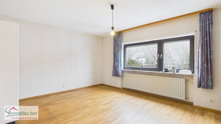 SOFORT FREI: EINFAMILIENHAUS MIT GARAGE UND EIGENEM WALDSTÜCK
