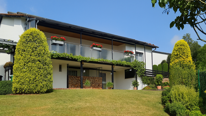 Freistehender Familienbungalow mit Garten, Balkon, Terrasse, Fernblick, zusätzl. UG-Wohnraum