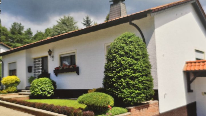 Freistehender Familienbungalow mit Garten, Balkon, Terrasse, Fernblick, zusätzl. UG-Wohnraum
