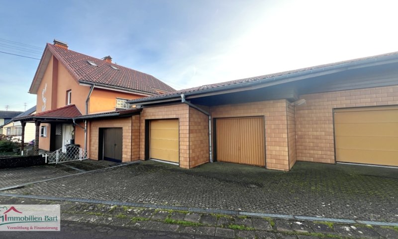 GRENZNÄHE: 4 GROßE GARAGEN / 276 M² WOHNHAUS / SOFORT VERFÜGBAR!