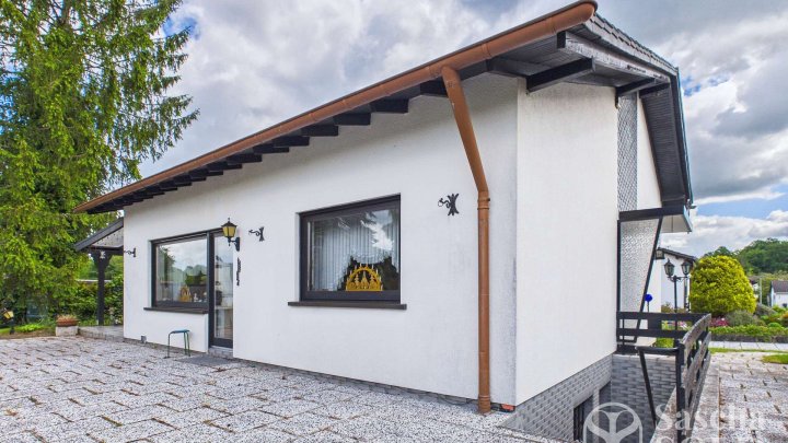 Freistehendes Einfamilienhaus mit heller Wohnatmosphäre, Gartenanlage und Garage, Dorf im Warndt