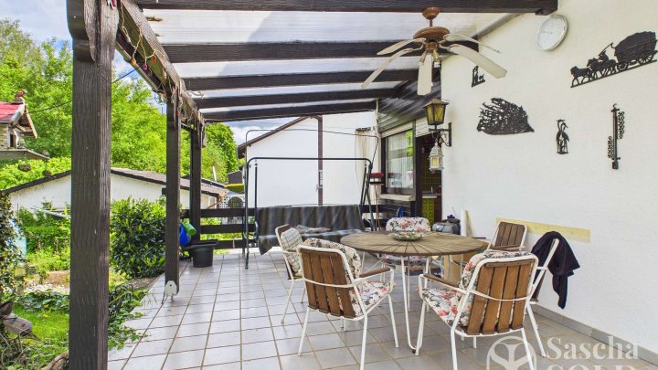Freistehendes Einfamilienhaus mit heller Wohnatmosphäre, Gartenanlage und Garage, Dorf im Warndt