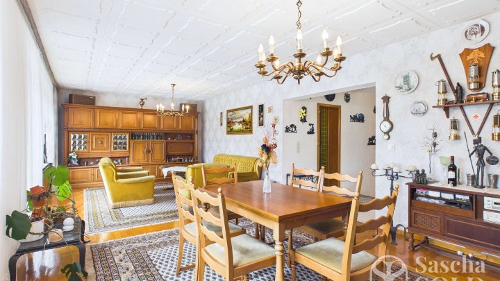 Freistehendes Einfamilienhaus mit heller Wohnatmosphäre, Gartenanlage und Garage, Dorf im Warndt