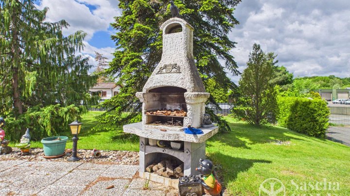 Freistehendes Einfamilienhaus mit heller Wohnatmosphäre, Gartenanlage und Garage, Dorf im Warndt