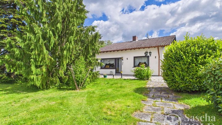 Freistehendes Einfamilienhaus mit heller Wohnatmosphäre, Gartenanlage und Garage, Dorf im Warndt