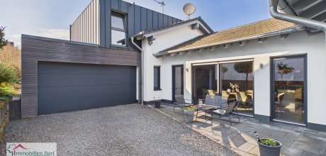 Terrasse neben dem Haus