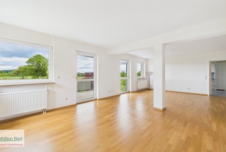 Wohnzimmer mit Zugang zum Balkon