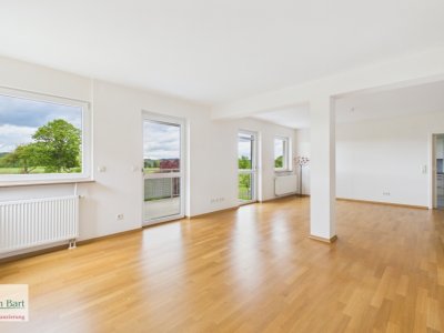 Wohnzimmer mit Zugang zum Balkon