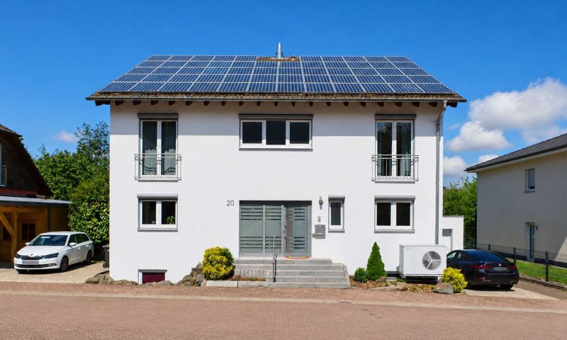Großzügiges und hochwertiges Familiendomizil mit Kamin, Garten und moderner Energietechnik