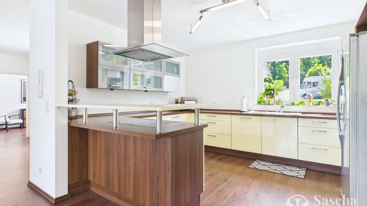 Großzügiges und hochwertiges Familiendomizil mit Kamin, Garten und moderner Energietechnik