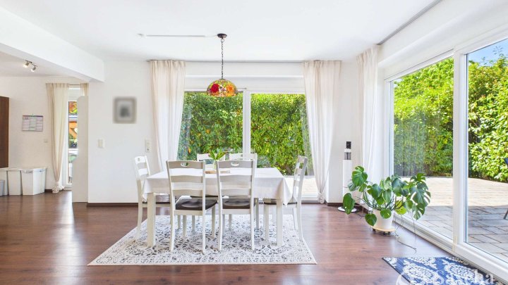 Großzügiges und hochwertiges Familiendomizil mit Kamin, Garten und moderner Energietechnik