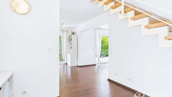Großzügiges und hochwertiges Familiendomizil mit Kamin, Garten und moderner Energietechnik