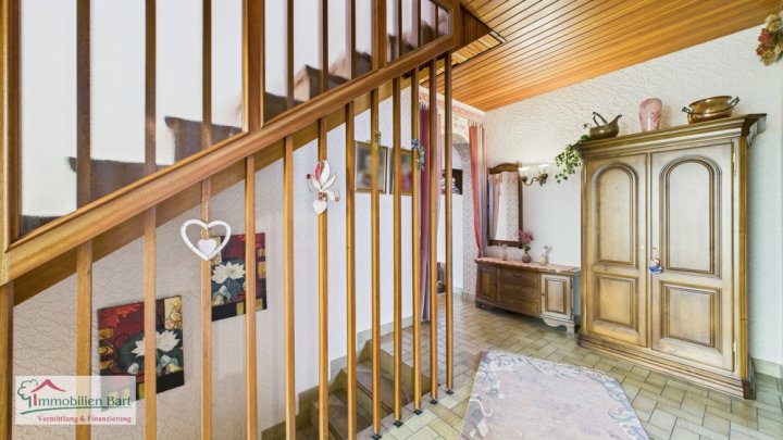 GRENZNÄHE: WOHNHAUS MIT MIETWOHNUNG / GARAGEN UND GARTEN IN TOP WOHNLAGE!