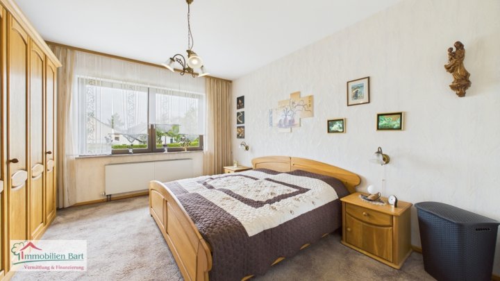 GRENZNÄHE: WOHNHAUS MIT MIETWOHNUNG / GARAGEN UND GARTEN IN TOP WOHNLAGE!