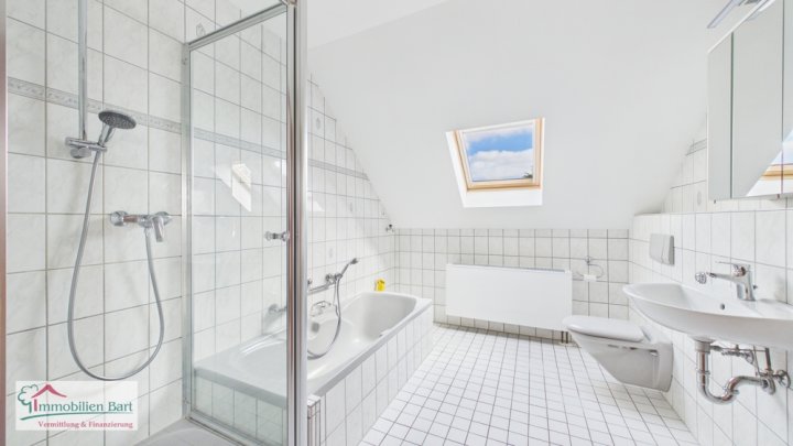 GRENZNÄHE: WOHNHAUS MIT MIETWOHNUNG / GARAGEN UND GARTEN IN TOP WOHNLAGE!