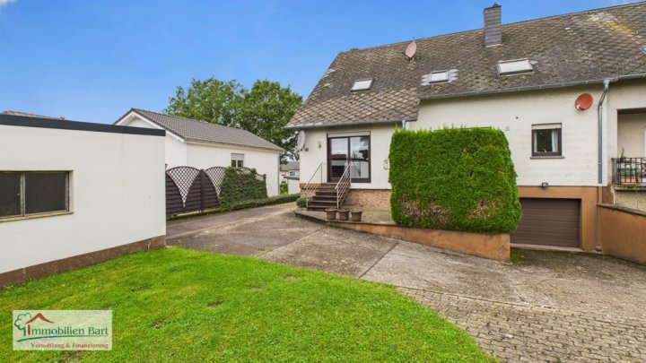 GRENZNÄHE: WOHNHAUS MIT MIETWOHNUNG / GARAGEN UND GARTEN IN TOP WOHNLAGE!