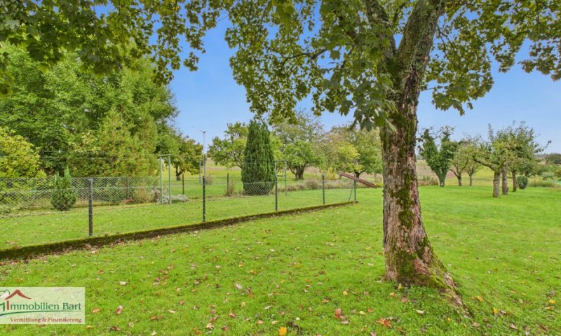 GRENZNÄHE: WOHNHAUS MIT MIETWOHNUNG / GARAGEN UND GARTEN IN TOP WOHNLAGE!