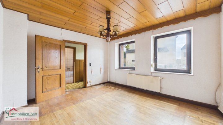 GRENZE L-REMICH: RENOVIERUNGSBEDÜRFTIGES BAUERNHAUS MIT GROßER SCHEUNE UND GARAGE IN METTLACH-FAHA