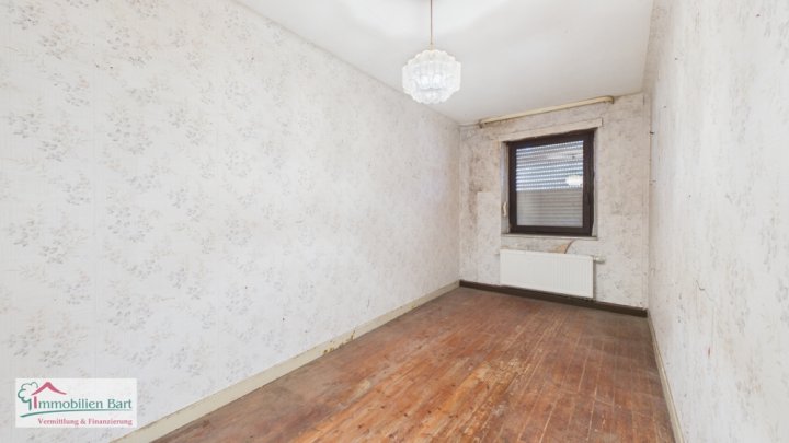 GRENZE L-REMICH: RENOVIERUNGSBEDÜRFTIGES BAUERNHAUS MIT GROßER SCHEUNE UND GARAGE IN METTLACH-FAHA