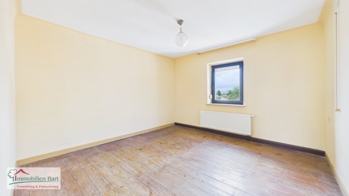 GRENZE L-REMICH: RENOVIERUNGSBEDÜRFTIGES BAUERNHAUS MIT GROßER SCHEUNE UND GARAGE IN METTLACH-FAHA