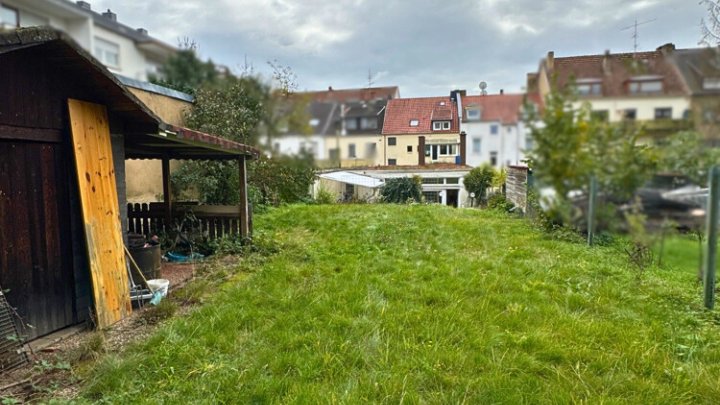 Großzügiges Haus, 410m² Gesamtfläche in ruhiger Seitenstraße von Saarbrücken-West