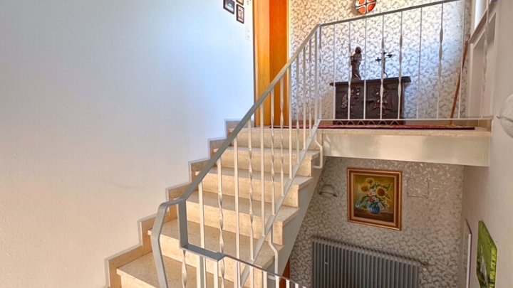 Freistehendes 1-2 Familienhaus in zentrums-und naturnaher Lage, sofort nutzbar