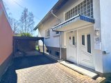 Hauseingang mit Carport + Stellplatz
