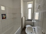 Bad mit Wanne und Fenster