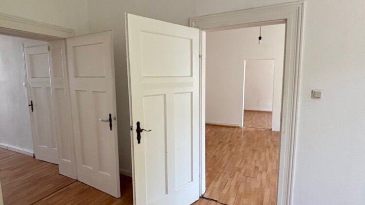 Altbaucharme: 4-ZKB Eigentumswohnung mit Balkon, sofort verfügbar