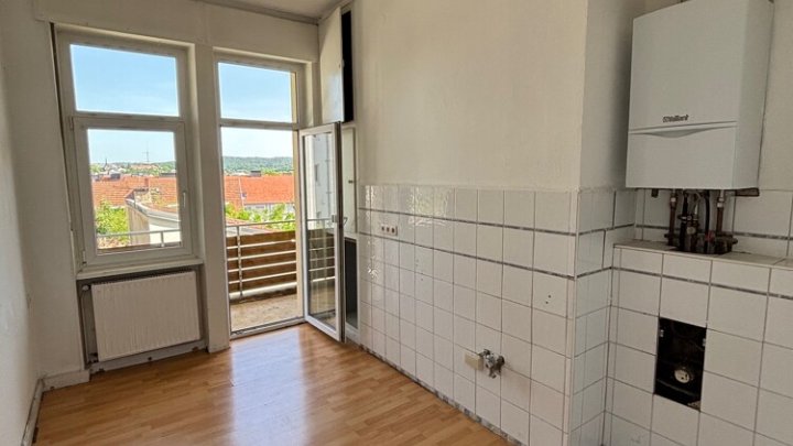 Altbaucharme: 4-ZKB Eigentumswohnung mit Balkon, sofort verfügbar