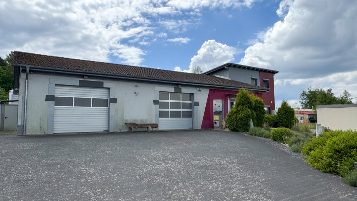 WOHNEN & ARBEITEN - Modernes EFH mit Werkstatthallen und Verkaufsfläche in 67688 Rodenbach