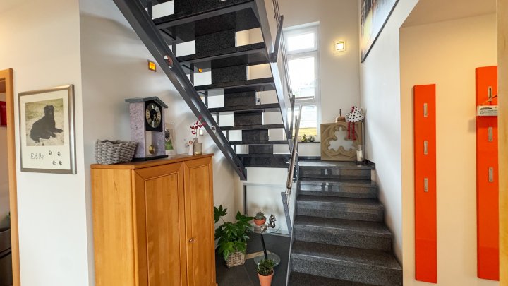 WOHNEN & ARBEITEN - Modernes EFH mit Werkstatthallen und Verkaufsfläche in 67688 Rodenbach