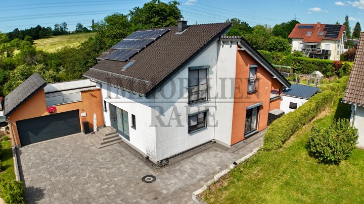 EXKLUSIVES 1 FAMILIENHAUS IN SACKGASSE MIT POOL, SAUNAHAUS UND PV-ANLAGE