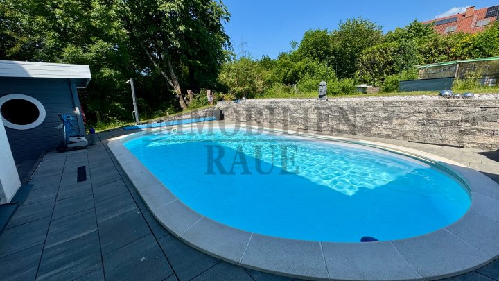 EXKLUSIVES 1 FAMILIENHAUS IN SACKGASSE MIT POOL, SAUNAHAUS UND PV-ANLAGE