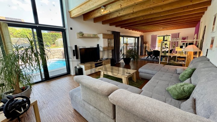 EXKLUSIVES 1 FAMILIENHAUS IN SACKGASSE MIT POOL, SAUNAHAUS UND PV-ANLAGE