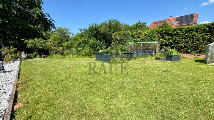 EXKLUSIVES 1 FAMILIENHAUS IN SACKGASSE MIT POOL, SAUNAHAUS UND PV-ANLAGE