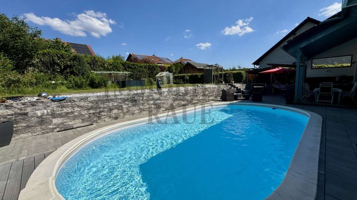 EXKLUSIVES 1 FAMILIENHAUS IN SACKGASSE MIT POOL, SAUNAHAUS UND PV-ANLAGE