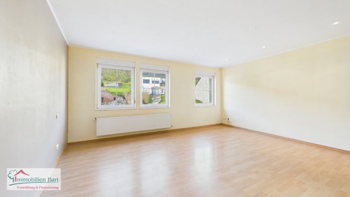 SOFORT VERFÜGBAR: GEPFLEGTES WOHNHAUS MIT 228 M² WFL. MIT FERNSICHT!